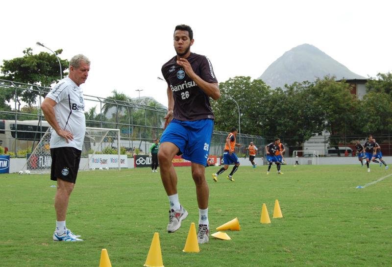 Souza apenas fez treinos f&iacute;sicos na G&aacute;vea 