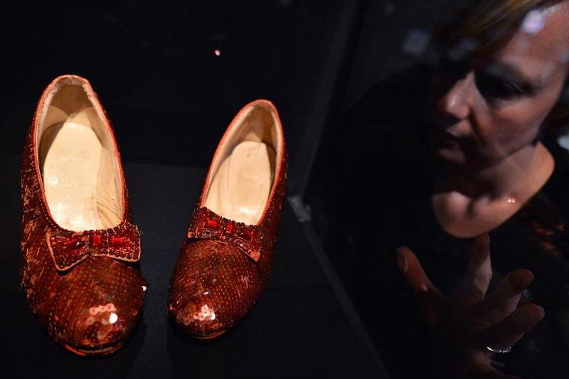 Museu exibe sapato origina da Dorothy no M&aacute;gico de Oz de 1939