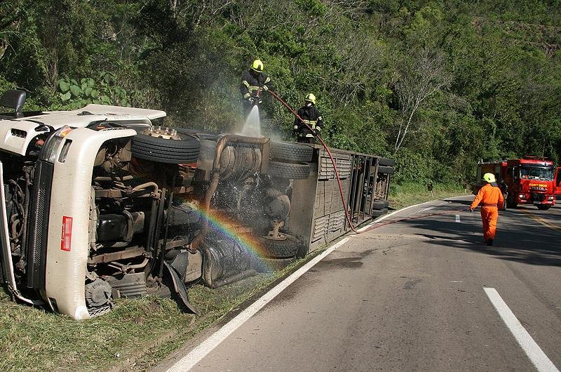 Carreta tomba com cinco carros e causa inc&ecirc;ndio na BR 158