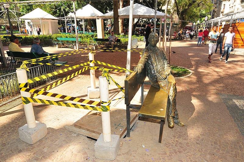Est&aacute;tua de Drummond some da Pra&ccedil;a da Alf&acirc;ndega novamente