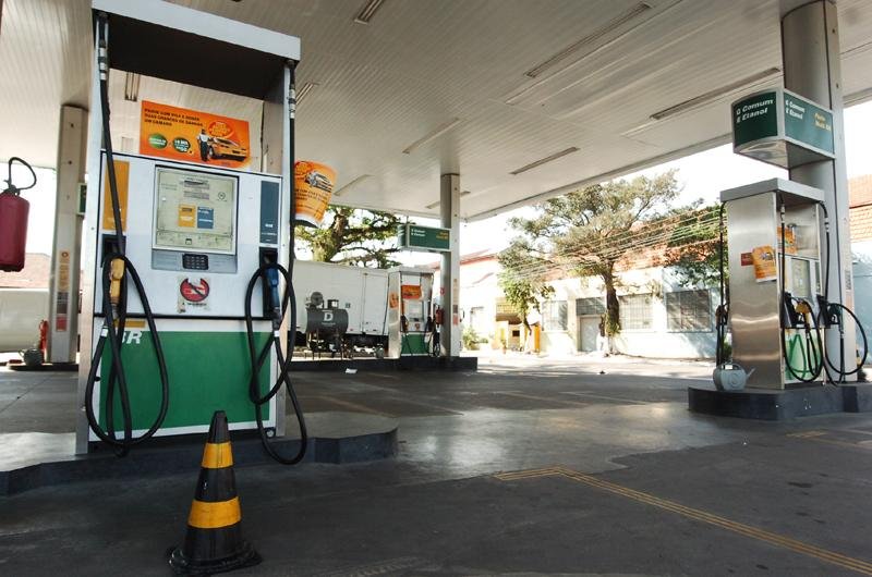 Pre&ccedil;o m&eacute;dio da gasolina j&aacute; teve queda de 22,3% desde junho