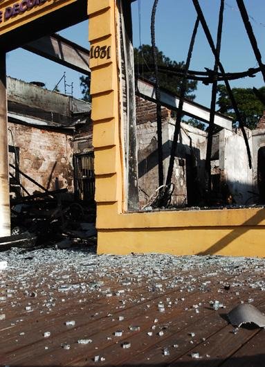 Inc&ecirc;ndio destruiu uma loja de m&oacute;veis e decora&ccedil;&atilde;o na avenida Wenceslau Escobar
