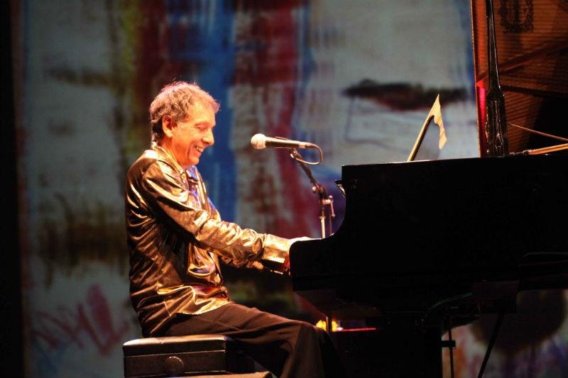 Arnaldo Baptista toca neste domingo em Porto Alegre
