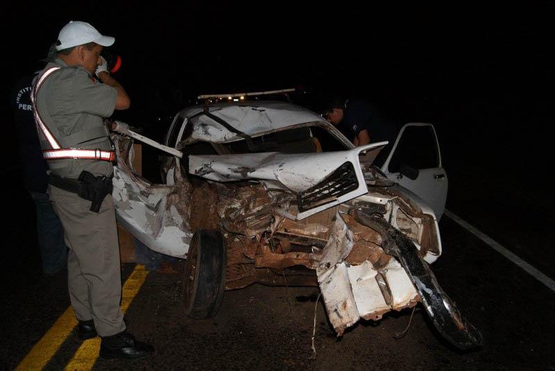 Em Ernestina, carro bateu na traseira de caminh&atilde;o e passageiro morreu