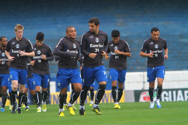 Pico (&agrave; esquerda) retornar&aacute; &agrave; lateral-esquerda do Gr&ecirc;mio contra Barcelona