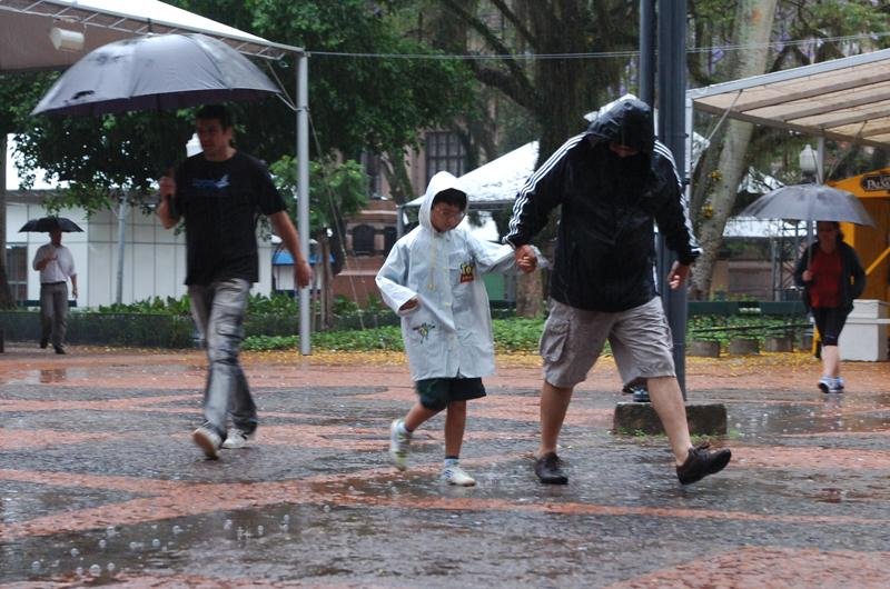 Em Porto Alegre, chuva come&ccedil;ou pouco antes das 11h