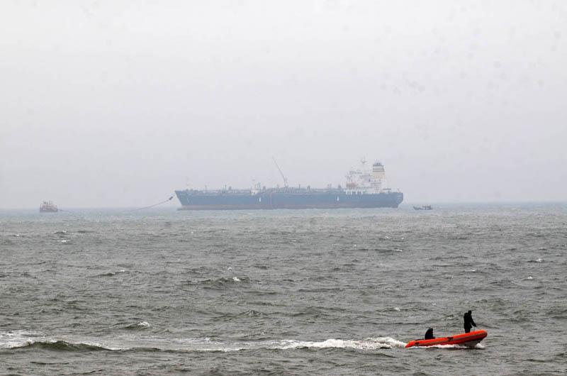 Navios realizam transbordo de carga em Tramanda&iacute;