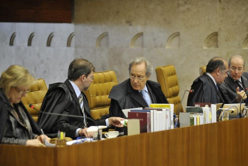 Ministros durante retomada do julgamento do mensal&atilde;o