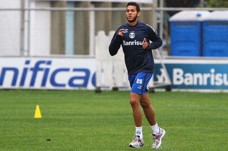 Souza realiza treino espec&iacute;fico e &eacute; d&uacute;vida contra o Barcelona
