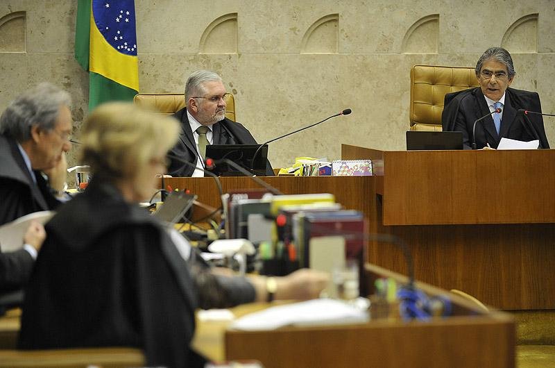 Ministro Ayres Britto encerrou o dia pedindo puni&ccedil;&atilde;o a 11 r&eacute;us do mensal&atilde;o