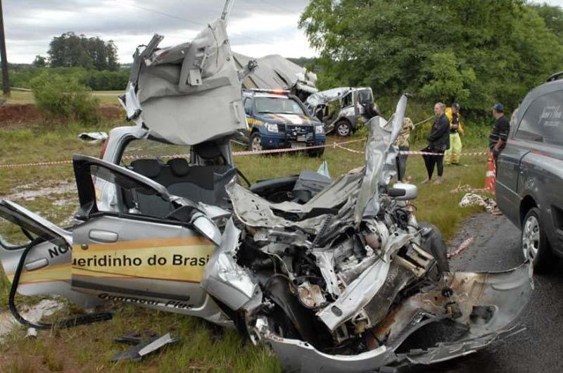 V&iacute;timas sofreram m&uacute;ltiplas fraturas em colis&atilde;o de carreta com dois autom&oacute;veis