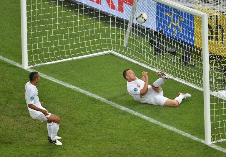 Terry evita o gol da Ucr&acirc;nia durante a Eurocopa  