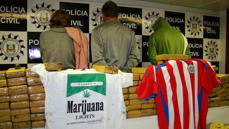 Suspeitos foram detidos com droga