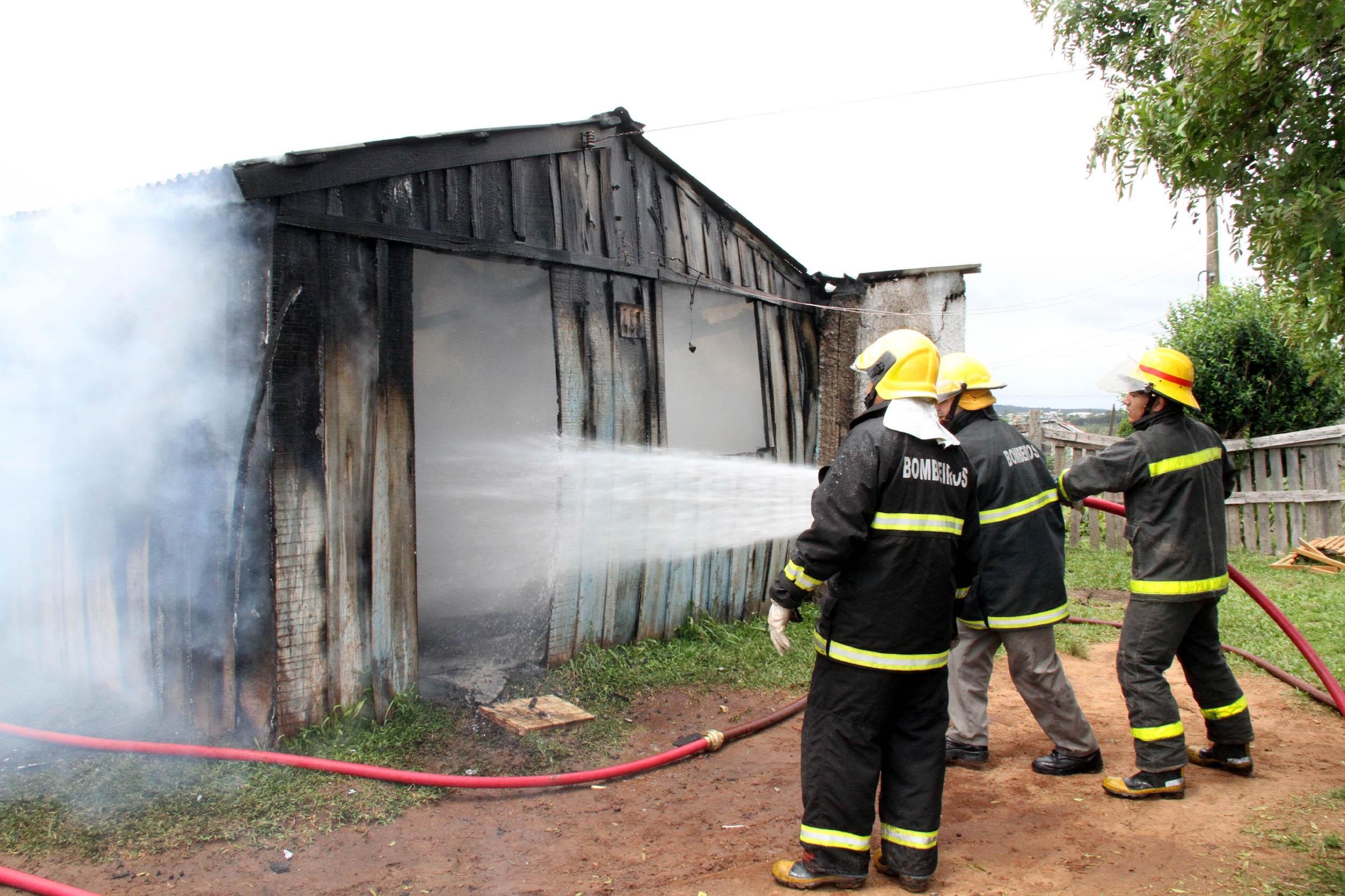 Irm&atilde;os estavam sozinhos em casa