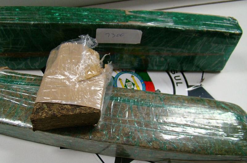 Homem &eacute; preso com maconha em Viam&atilde;o