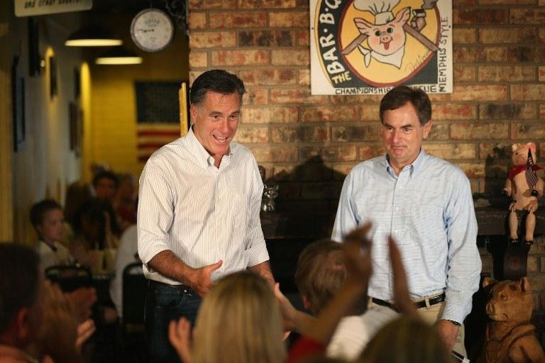 Candidato republicano &agrave; presid&ecirc;ncia dos EUA, Mitt Roomney e seu colega de partido Richard Mourdock, candidato ao Senado