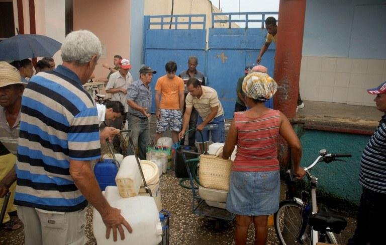 Moradores de Cuba se preparam para a chegada do Sandy