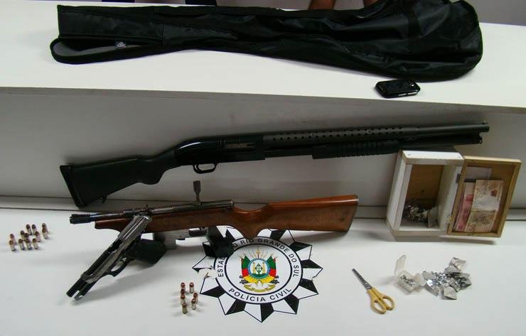 Armas, drogas, dinheiro e muni&ccedil;&atilde;o foram apreendidos pela Pol&iacute;cia Civil