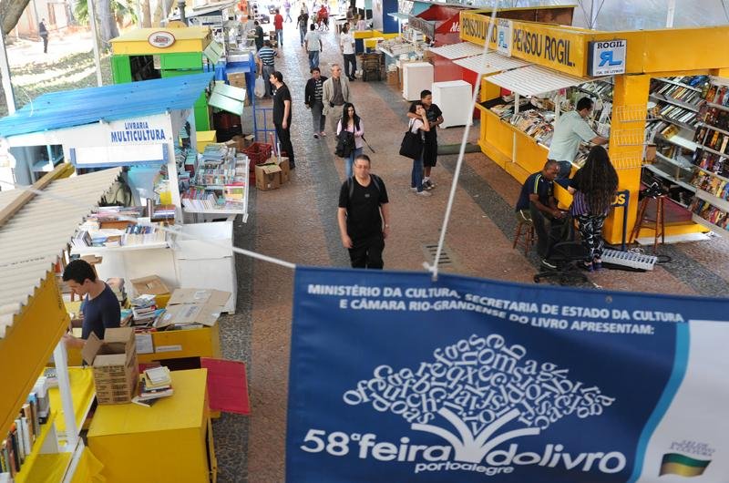 Festa dos livros se abre na pra&ccedil;a