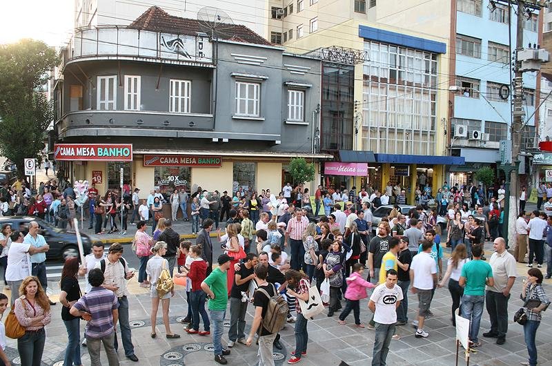 Centenas protestam contra suposto desvio milion&aacute;rio em Bento 