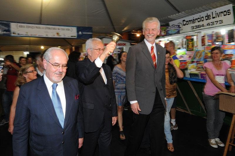 Toque da sineta d&aacute; in&iacute;cio &agrave; 58&ordf; Feira do Livro de Porto Alegre