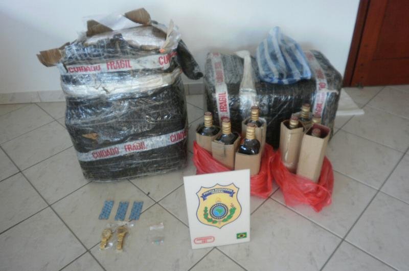 No ve&iacute;culo a pol&iacute;cia tamb&eacute;m encontrou compridos similares ao Ecstasy