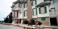 Americanos reforçam suas casas para esperar o Sandy em Nova Jérsei