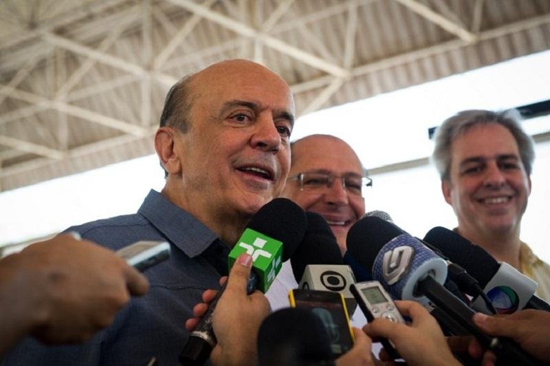 Jos&eacute; Serra votou acompanhado de lideran&ccedil;as