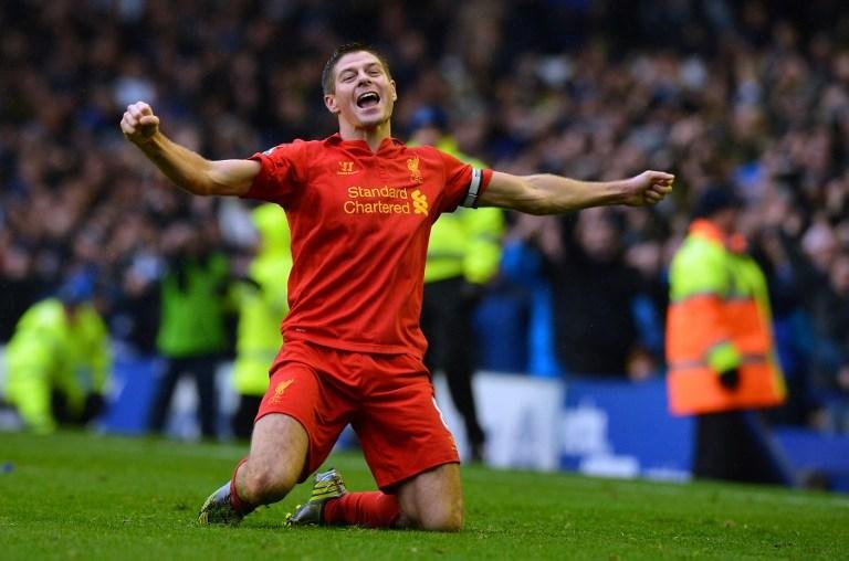 Steven Gerrard celebra gol de Su&aacute;rez antes da anula&ccedil;&atilde;o