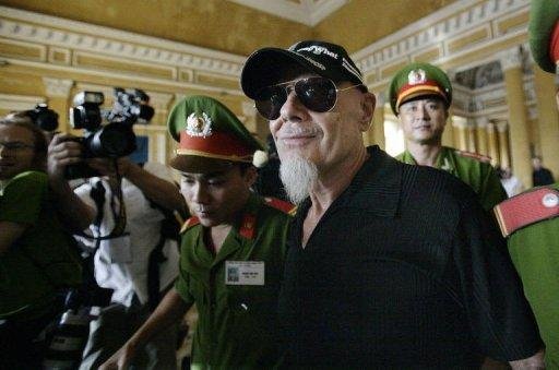 Ex-cantor Gary Glitter &eacute; detido por suspeita de abuso sexual