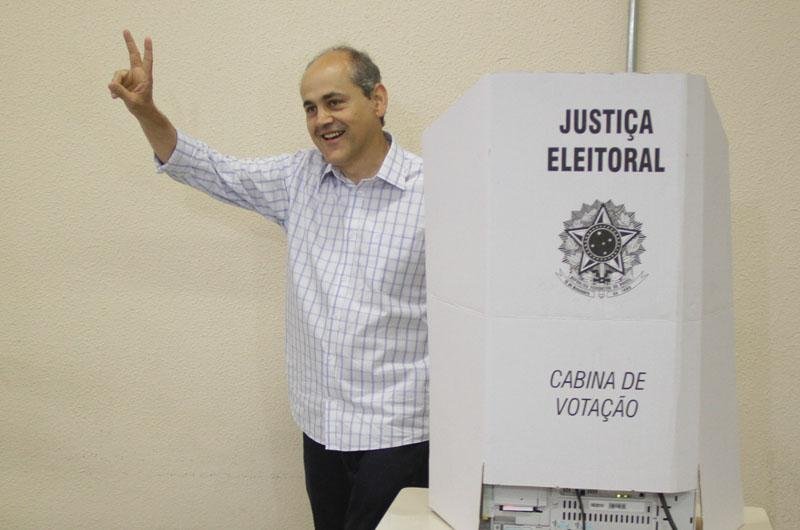 Gustavo Fruet &eacute; eleito prefeito de Curitiba