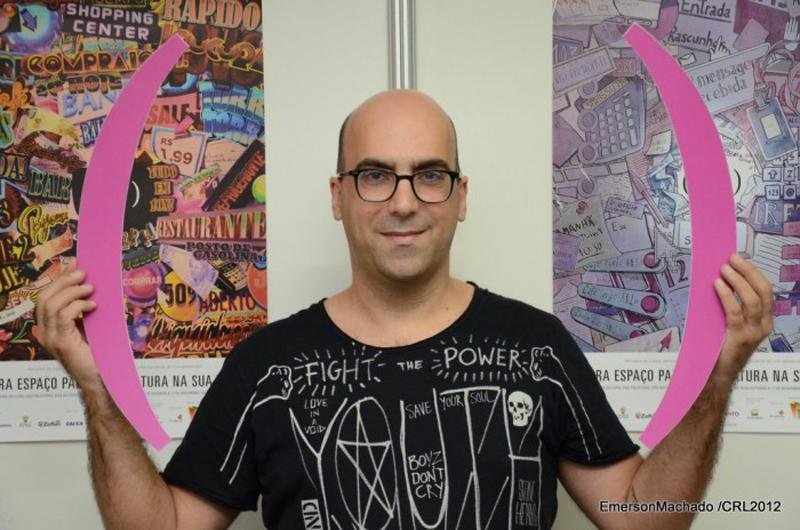 Escritor angolano conversou sobre sua obra e autografou o livro "nosso reino" na noite deste domingo na Feira