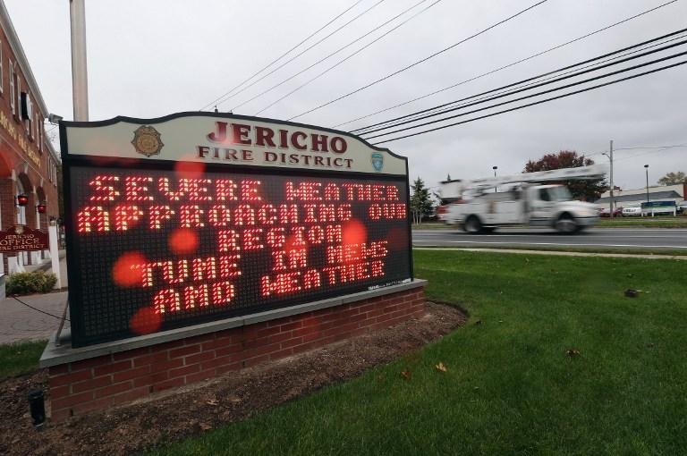No distrito de Jericho, em Nova Iorque, placa aviso deixa claro proximidade do Furac&atilde;o Sandy 