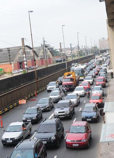 Bloqueio parcial na Mau&aacute; provoca congestionamento em Porto Alegre