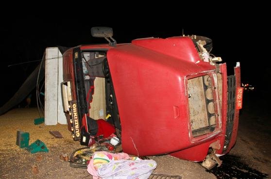 Motoristas ficam feridos em colis&atilde;o de carro com caminh&atilde;o na BR 386`