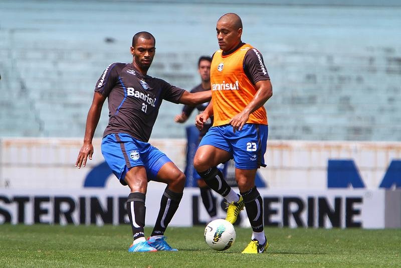 Naldo (&agrave; esquerda) permanece na defesa do Gr&ecirc;mio, na vaga de Gilberto Silva