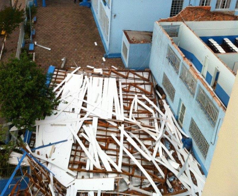 Telhado de escola estadual desabou em Farroupilha