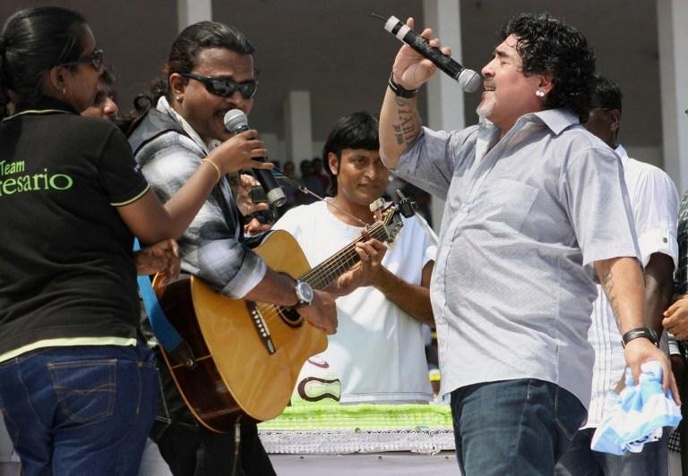 Maradona canta com m&uacute;sicos indianos na cidade de Kannur