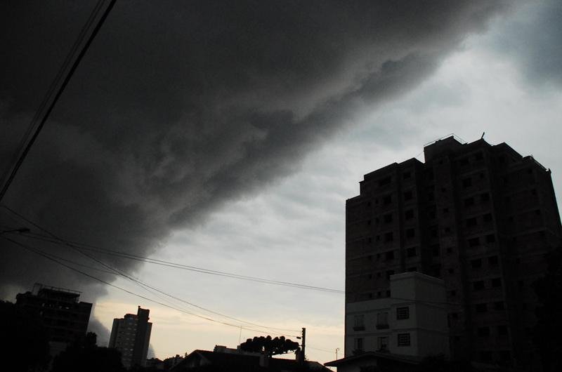 Nuvens negras cobriram o c&eacute;u de Erechim