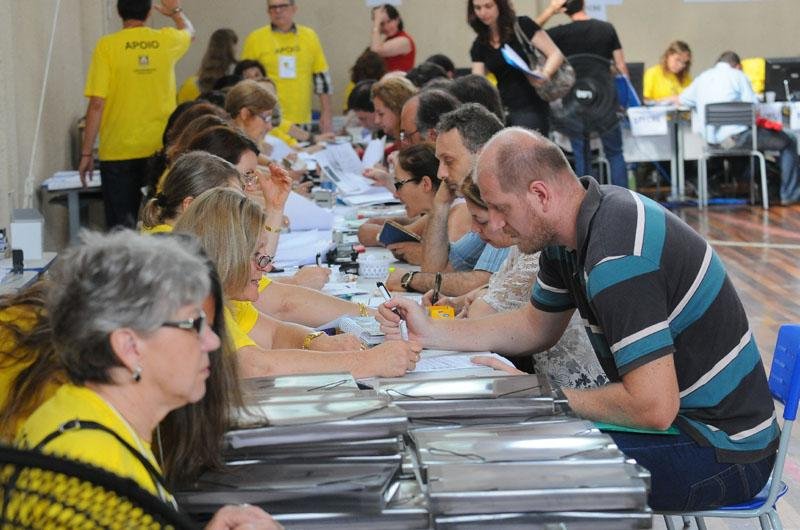 Mutir&atilde;o nomeia 1,1 mil professores para escolas ga&uacute;chas