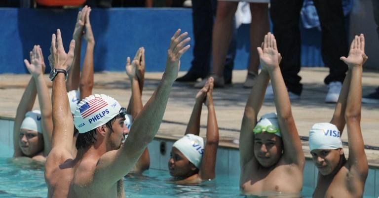 Phelps disse que  experi&ecirc;ncia de treinar com os pequenos na piscina foi incr&iacute;vel