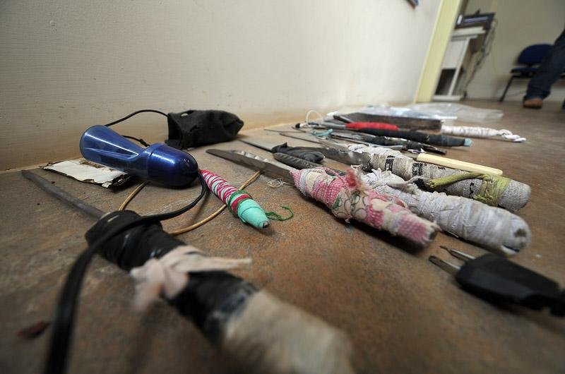 Revista em pris&atilde;o de Santa Maria apreende armas