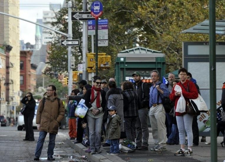 Nova-iorquinos esperam &ocirc;nibus em ponto da cidade