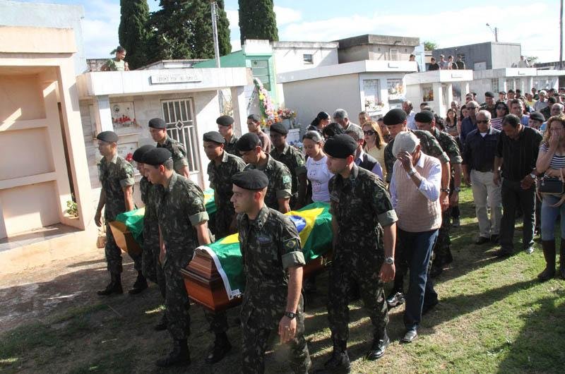 Militares e familiares se re&uacute;nem em sepultamento de sargento e soldado em Santana do Livramento