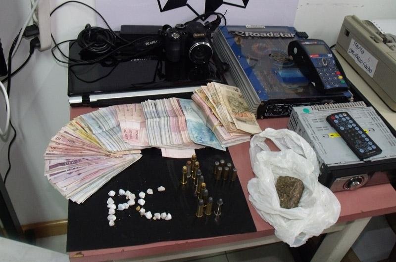 Foram apreendidas 20 pedras de crack e 34,5 gramas de maconha
