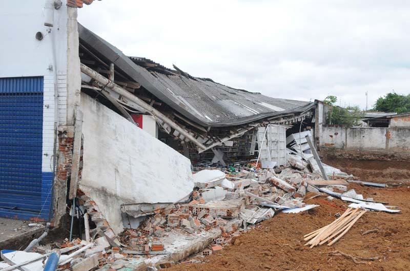 Parede e parte do telhado de supermercado de Alvorada desabaram