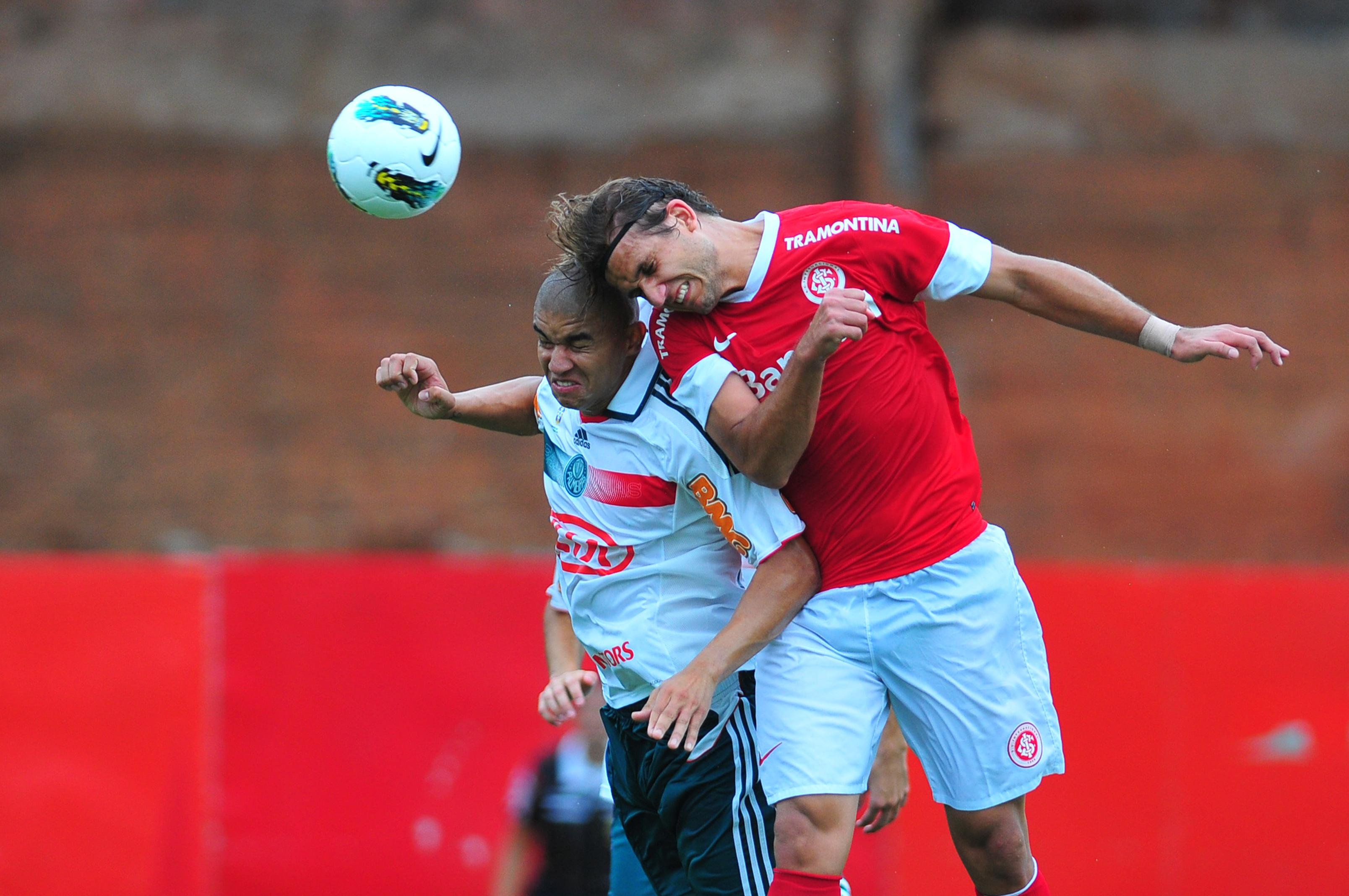 Maur&iacute;cio Ramos divide bola com centroavante Rafael Moura