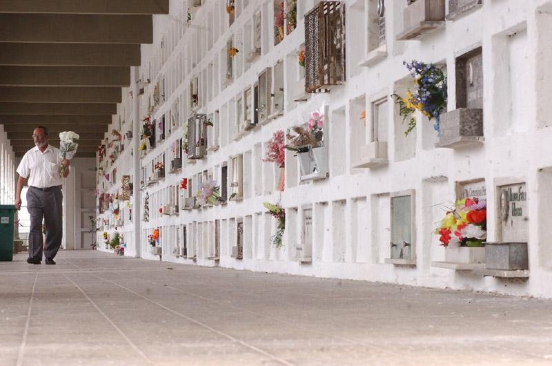 Familiares prestam homenagens aos entes queridos nos cemit&eacute;rios antes do feriado