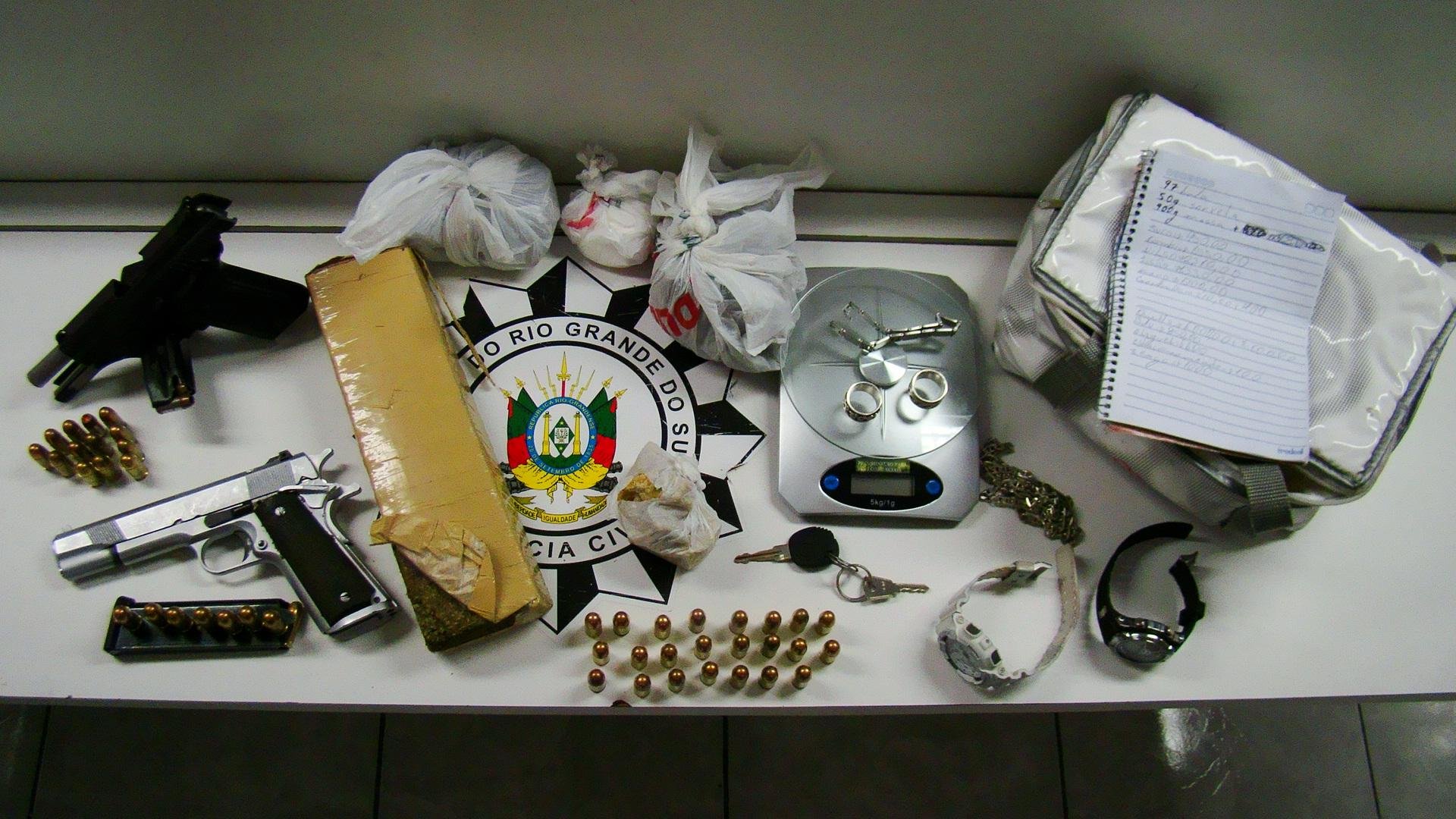 Material apreendido com a dupla de traficantes