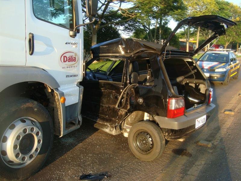 Colis&atilde;o entre carro e caminh&atilde;o mata mulher em Lajeado 